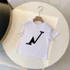 Tops baby kläder barn designer t shirt barn t shirt tjej pojke kort ärm toddler kläder 1-15 åldrar barn tshirts 2023 lyx sommar med bokstäver taggar 8 färger storlek 90-160