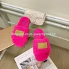 Qwertyui879 Slippers Designer Slippers Осень зима 2023 Женские теплые тапочки мода кожаная подошва маленькая шерстяная серия брендов серия 013023H