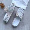 2023 Nya designer tofflor kvinnor mode broderade duk glider sandaler flickor 60mm plattform toffel brun vit svart glid flops strand slid män sandal