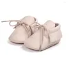 Första vandrare Born Boy Girl Baby Shoes Soft Rubber Bottom Solid Leather Sneakers Crib Toddler Moccasins Spädbarn CSH1007