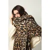 Foulards 2023 Luxe Léopard Écharpe d'hiver Femmes Pashmina Cachemire Couverture épaisse Chaud Long Châles Wraps Lady Gland Femme Foulard