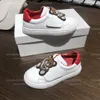 2023 New Children Flats Shoes for Spring / Autumn All-match Sneakers per bambini in pelle Cute Cartoon Bear Ragazzi Ragazze Scarpe da corsa bianche Vieni con scatola