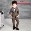 Set di abbigliamento 2023 Vestito per bambini Neonati maschi Abiti per bambini Blazer formale per matrimoni Set di vestiti Giacche Gilet Pantaloni 3 pezzi 2-10 anni