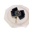 Broches de tecido sofisticado broche de arco camellia flor pérola borla torrezinha pinos de lapela de terno de caça de suéter de luxo para jóias femininas