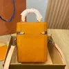 Vibrant Orange Trunk Bag Designer Tote Handväska Plånbok Box Axelväskor Crossbody Mini Suitcase Bagage Square Purse Fashion CLUTC235E