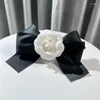 Broschen Koreanische Stoff Kamelie Blume Brosche Tuch Kunst Fliege Mode Schmuck Hemd Kleid Kragen Pins Für Frauen Zubehör
