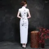 Этническая одежда Слим -атласная белая Qipao Women Vintage Flower Print Press Press Elegant Mandarin Collar Hollow Out Formal Plate Cheongsams