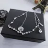 Orecchini di lusso Set di collane Designer da donna Moda Fiori Collane Marchi Gioielli con orecchini a bottone con diamanti scintillanti in argento