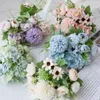 装飾的な花人工花嫁を保持する花束ウェディングホームデコレーションアクセサリー家庭用製品シルクハイジラ