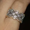 Bröllopsringar utsökt guldpläterad två-ton ihålig zirkonjubileumsring vit kristall cocktail party smycken för kvinnliga gåvor