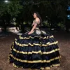 2023 Vintage Quinceanera Elbiseler Siyah ve Altın At İşlemeli Aplikler Cupcake Ball Roostan Omuzdan Satin Organza Tatlı 16 Elbise 15 Kız Prom