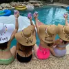 Chapéus de largura Bordeira personalizada Textipo de bordado seu nome Women Sun Hat Mixed Pompon Pompon Large Straw Beach Party Gret Drop Eger22