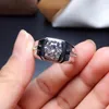 Anelli a grappolo Anello uomo Muscoloso Potere forte Lampeggiante Moissanite Gemma Argento sterling 925 Lucido Meglio del diamante Regalo di Natale