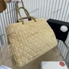 CC-tas Winkelen Vakantie Wind Gras Gevlochten gewatteerde tassen Dames Metaal Hardware Draagbare draagtassen Designer Outdoor Strandtas Schoudertassen Luxe handtassen Sacoche 38x