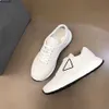 2023 män vit svart plattform låg topp sneaker mesh springande casual skor lady mode blandade andningsbara hastighet tränare storlek 38-45 hm8ijk00003