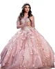 2023 Abito da ballo Abiti Quinceanera Abiti da sposa Blush Pink Perline di cristallo con paillettes scintillanti Illusione aperta sul retro Paillettes Maniche lunghe Abito dolce 16 con fiori