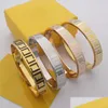 Bangle Europeu America Top Designer Jóia Lady Mulheres Titânio Aço Preto/esmalte branco Carta gravada 18K Bracelete de ouro 4 Color dr dhnf4