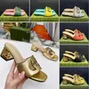 2023 Kvinnors sammanlåsande G Slippers Cut-Out Slide Sandal Sandaler Chunky Heel Rubber Platform Alfabet Lady Mid Block Heels Slipper Bright Leather Sandal B2