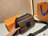 S Kilit Mens Tasarımcı Messenger Çantası Siyah Kabartmalı Monogramlar Omuz Kurye Çanta Tasarımcıları Lüksler Cross Vücut Çanta Cüzdanları M45806 M45863 M58489 M23152