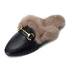 Sandal Metal Buckle Fur Plat Mules Fashion Solid Color Stängd tå Plush Slippers Casual Outdoor Furry Warm Slides 230731