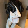 Borse a tracolla da donna all'ingrosso di fabbrica 4 colori Shinjuku punk rivetto Tote bag borse in pelle argento di grande capacità popolare borsa di diamanti 5932 #
