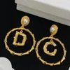 Pendientes Vintage para mujer, chapados en oro de 18 quilates, letras ahuecadas, pendientes colgantes de perlas con círculo de cobre en relieve tallado