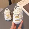 Sandaler Fashion Designer Baby Boy Toeprotection Summer Shoes Little Girl Hollowed Sneakers Toddler Storlek 1625 230731