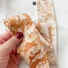 Foulards Vous en avez besoin 26 Lettres Sac à main Poignée Ruban Écharpe Bande Cheveux Tête Cou Foulard Soie Comme Rétro Cheveux Rubans Français Élégant Y23