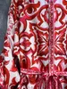 Australische designerjurk met geometrische print, single-breasted ronde hals, lange mouwen, tailleband en slankmakende look. Designerkleding voor dames 8