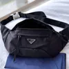 Bolsa de cintura universal masculina e feminina Bolsa transversal Bolsa de peito Zíper duplo Metal Triângulo Decoração Alças ajustáveis Bolsos duplos Material de nylon de alta qualidade