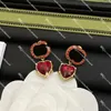 Red Heart Ear Loop Designer Letter Stud para mujer Pendientes de aro de diamantes de lujo con caja de regalo