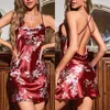 Kvinnor Spaghetti Strap Nightgown Bourgogne Print Flower Chemise Sleepwear Nightwear Sexig Backless Nightdress Summer Satin Homewear L230626
