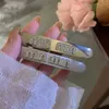 Designer di fermagli per capelli Barrettes Trama fredda e indifferente, temperamento metallico, fermaglio a becco d'anatra con lettera a forma di diamante curvo, semplice fermaglio per capelli in argento LQW9