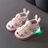 Sandalen Zomer Baby Meisjes Leer Licht Up Gesloten Teen Peuter Kids Schoenen Leuke Zachte Zool Mode 230731