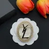 Haute Qualité De Luxe Designer Bijoux Hommes Femmes Broche Broche Lettres D'or Classique Marque Broches Costume Parti Ornements Beaux accessoires