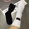 2023 herbst Neue Europäische Waren frauen Socke Modische Stickerei Brief Vinyl Tuch Aufkleber Rohr Socken Persönlichkeit Design Net Rot mode