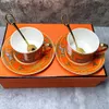 Mokken Luxe Thee Kopjes en Schoteltjes Set van 2 Fine Bone China Coffee Golden Handle Royal Porcelain Party Espresso 230731