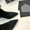 Botas de tornozelo Opyum Dedo do pé pontiagudo Saltos em forma especial 10,5 cm para meninas mulheres designer de luxo Sola de camurça de couro Sapatos de moda Sapatos de fábrica Tamanho 35-41 com caixa