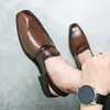 Ut läder herrar ihåliga sandaler spetsiga skor med kohud övre lager för formellt slitföretag och fritidssko andas anti-skid 682