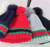 Cappello lavorato a maglia a righe rosse e verdi Addensato Imitazione palla di pelo di procione Gancio nascosto Lana Tenere al caldo Cappello paraorecchie