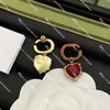 Red Heart Ear Loop Designer Letter Stud para mujer Pendientes de aro de diamantes de lujo con caja de regalo