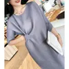 Sukienki swobodne miyake plisaty kobiet letnia sukienka 2023 Kołyk długi Twill Koreańska moda luźna projektant Big Button Nieregularna szata ubrania