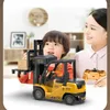 Elektrikli RC Araç Uzaktan Kumanda Oyuncaklar Erkek Çocuklar İçin Çocuk RC Forklift Kamyon Vinçleri Kaldırılabilir Sprey Elektrikli Araç Çocuk Hediyeleri 230731