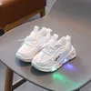 Sapatos de led para bebê atléticos ao ar livre primavera crianças meninas brilhantes esportes infantis primeiros caminhantes meninos luminosos tênis infantil 230731