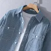 Camisas casuais masculinas #7661 Camisa jeans listrada vertical azul claro Casacos masculinos Jeans vintage manga comprida bolsos botões Homens finos