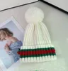 Bola de pele de guaxinim de imitação Gancho oculto de lã para manter o calor Earmuffs chapéu outono e inverno listras vermelhas e verdes chapéu de malha