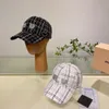 Buen otoño e invierno Calidez de las mujeres Diseñador de lujo Gorra de bola Moda Vacaciones al aire libre Citas Cristal Letra bordado Patrón de corazón Casqueta en blanco y negro