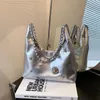 Borse a tracolla da donna all'ingrosso di fabbrica 4 colori Shinjuku punk rivetto Tote bag borse in pelle argento di grande capacità popolare borsa di diamanti 5932 #