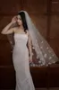 Veli da sposa Lunghezza punta delle dita Velo da sposa corto con applicazioni floreali in pizzo Vestido De Noiva Longo Pettine elegante su misura