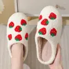 Pantoufles maison mignon dessin animé fraise amour pour hommes et femmes chaud en peluche Couples chaussures d'hiver anti-dérapant intérieur maison chaussures
